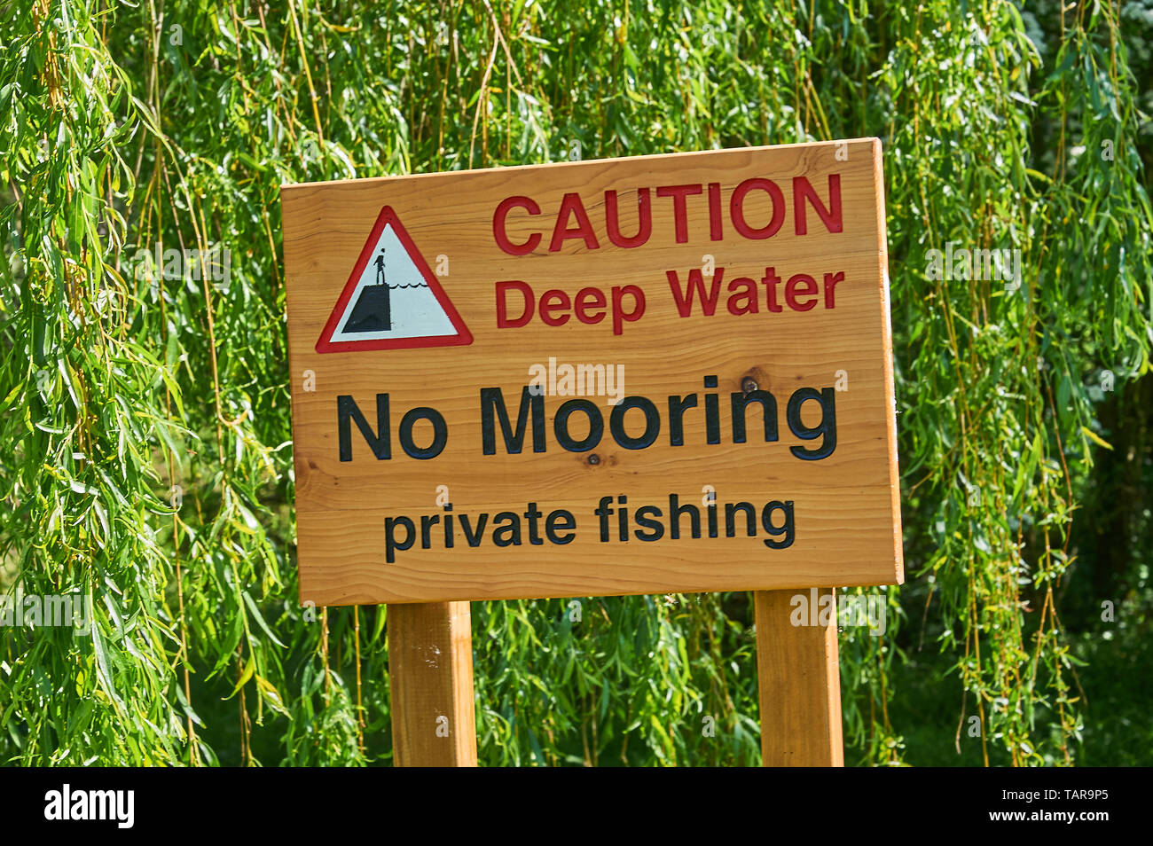 Holz Schild mit Informationen über tiefem Wasser und Fischen und Verankerung der Menschenrechte, auf dem Fluss Avon an Cleeve Prior in Worcestershire Stockfoto