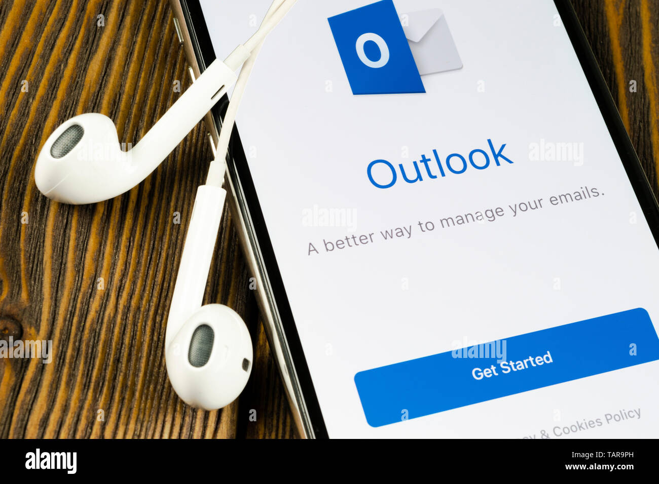 Helsinki, Finnland, 4. Mai 2019: Microsoft Outlook office Symbol auf Apple iPhone X-close-up. Microsoft Outlook Symbol der App. Microsoft heraus Stockfoto