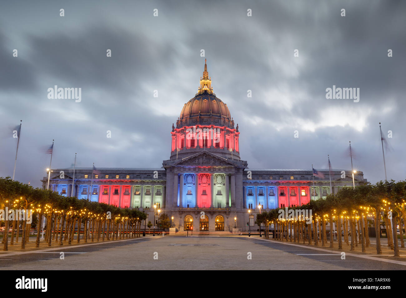 San Francisco City Hall leuchtet in den Farben Rot, Grün, Blau und Gelb für die eritreische Unabhängigkeit Tag. Stockfoto