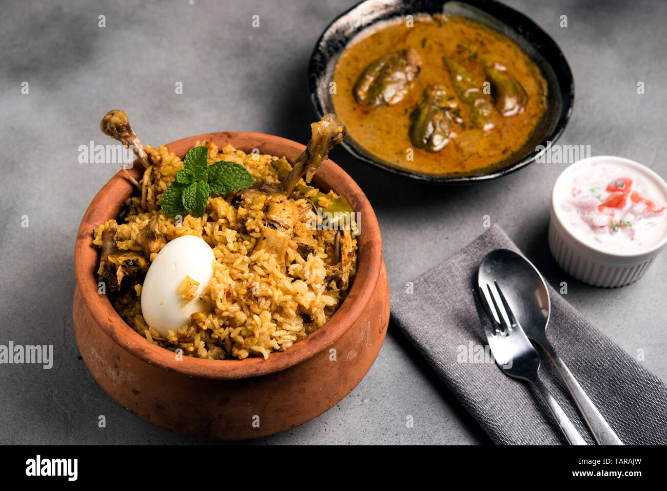 Chicken Biryani in irdenen Topf Stockfoto