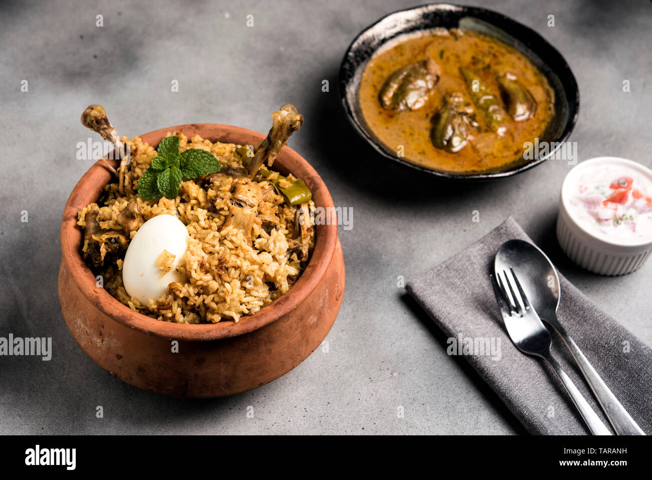 Chicken Biryani in irdenen Topf Stockfoto
