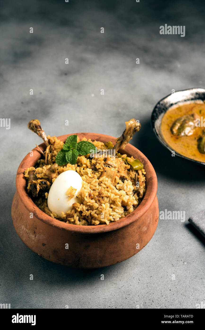 Chicken Biryani in irdenen Topf Stockfoto
