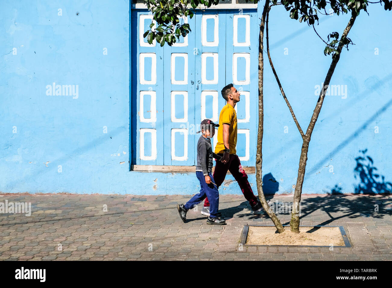 Sunlit blaue Wand in Ecuador Stockfoto