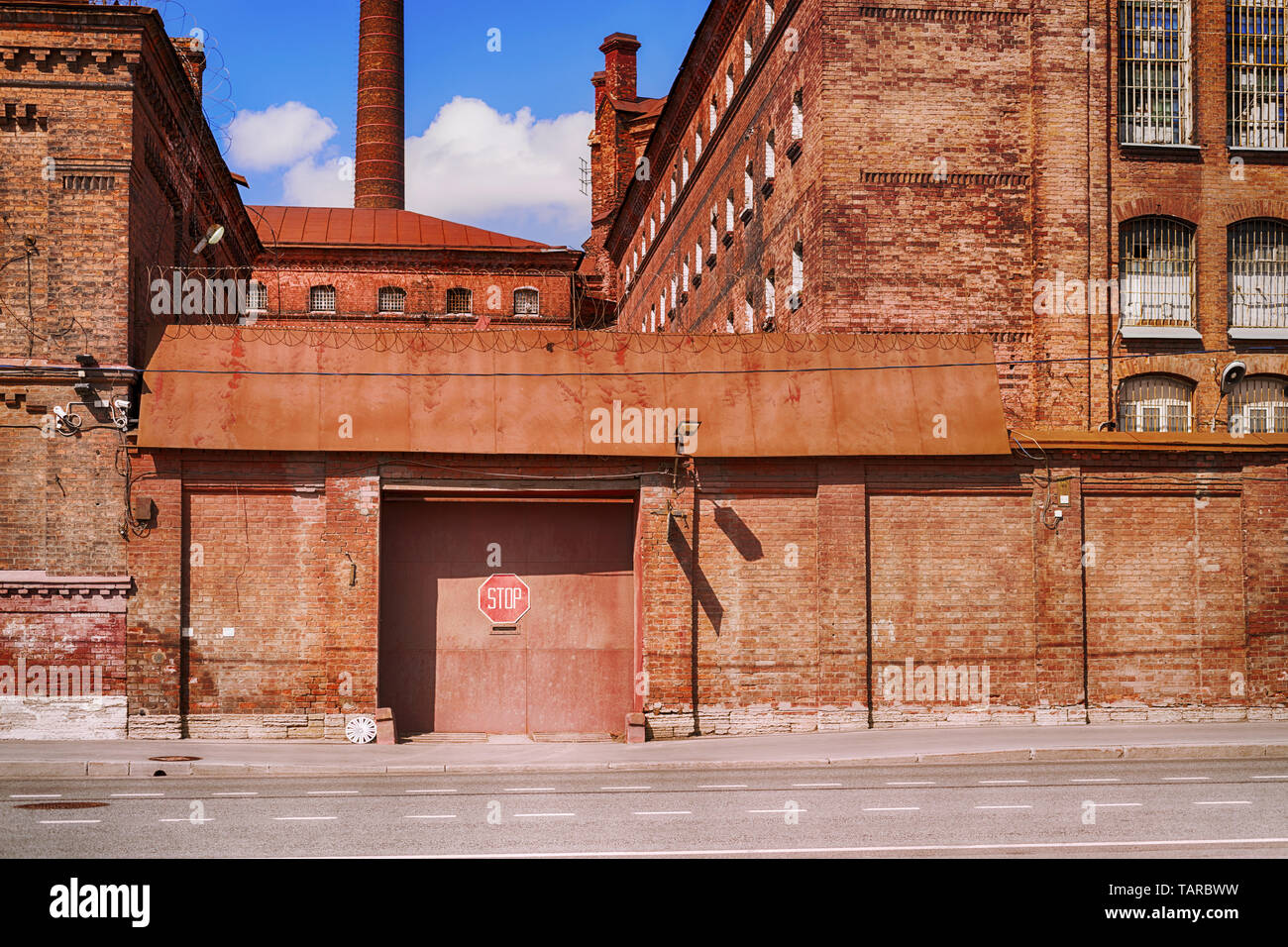 Alten Ziegel Gefängnis geschlossen Tore. Altes Gebäude der' "Kresty"' (Kreuze) Detention Center in Sankt Petersburg, Russland. Stockfoto