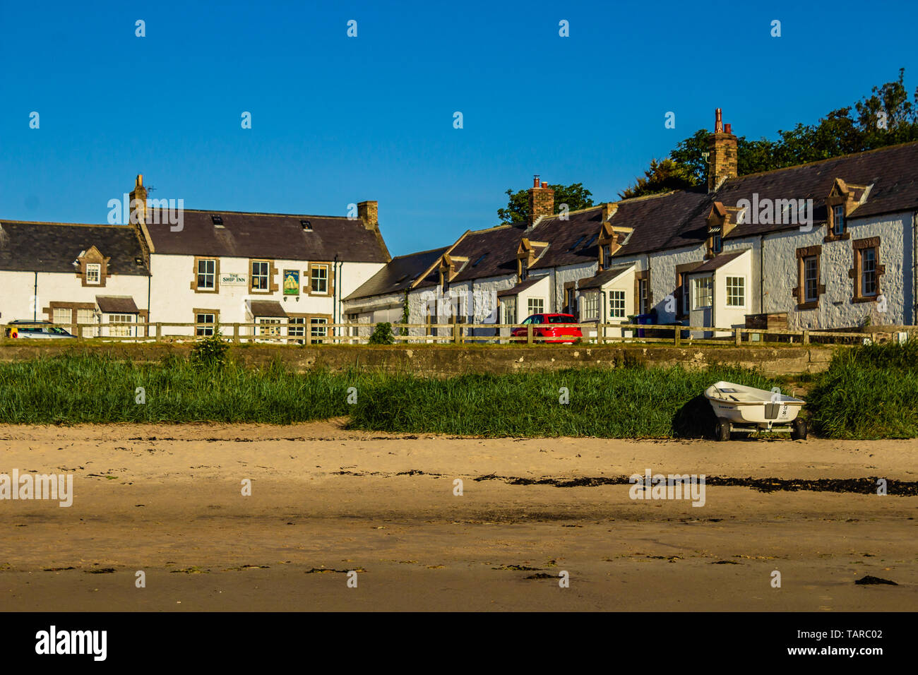 Dorf an der Küste von Newton-by-the-Sea mit Pub The Ship Inn in der Ecke der Dorfplatz. Northumberland, Großbritannien. Sommer 2018. Stockfoto
