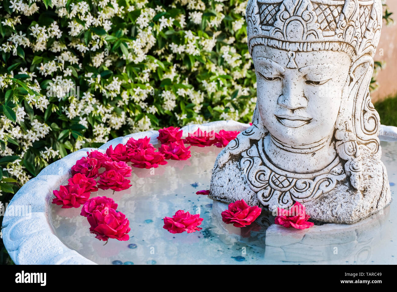 Brahma Statue in einem Garten. Stockfoto