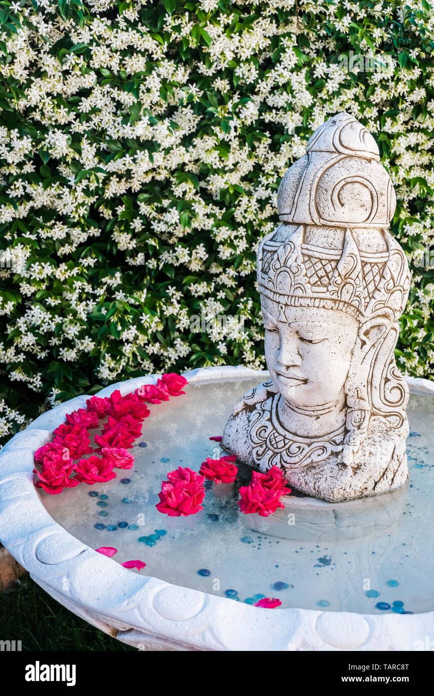 Brahma Statue in einem Garten. Stockfoto