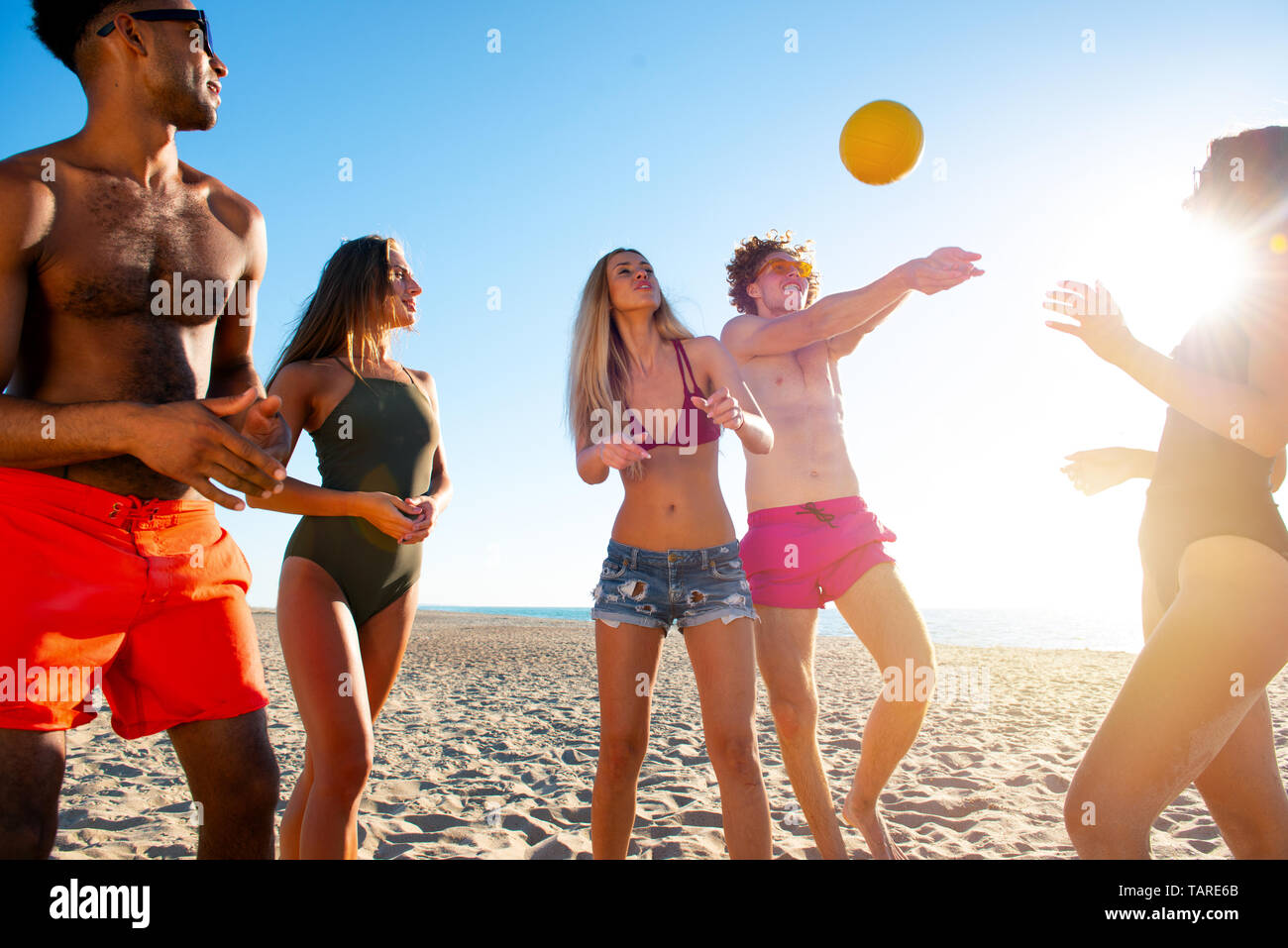 Gruppe von Freunden zu Beach-Volleyball am Strand spielen Stockfoto