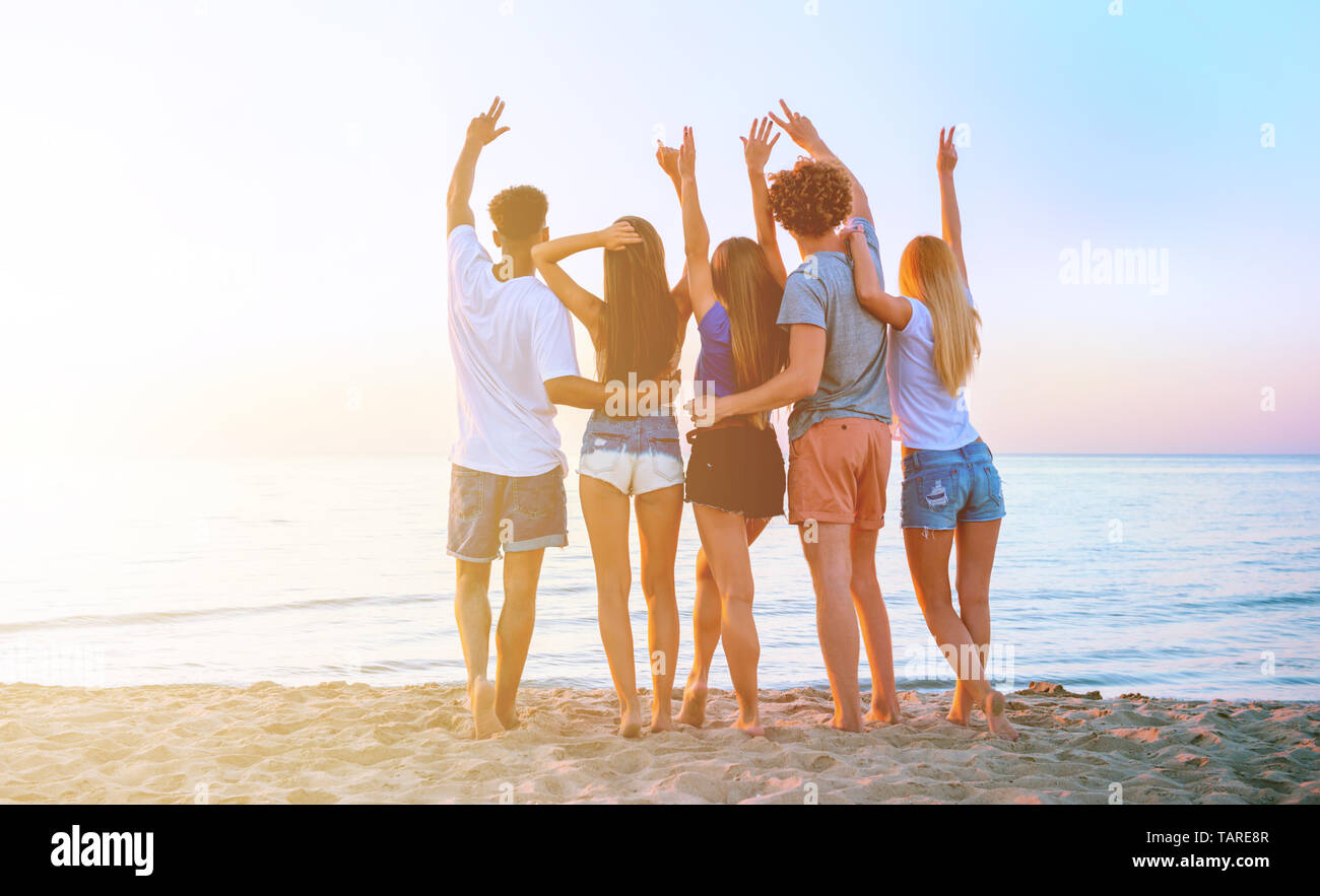 Gruppe von glücklich, Freunde, Spaß am Ocean Beach in der Morgendämmerung Stockfoto