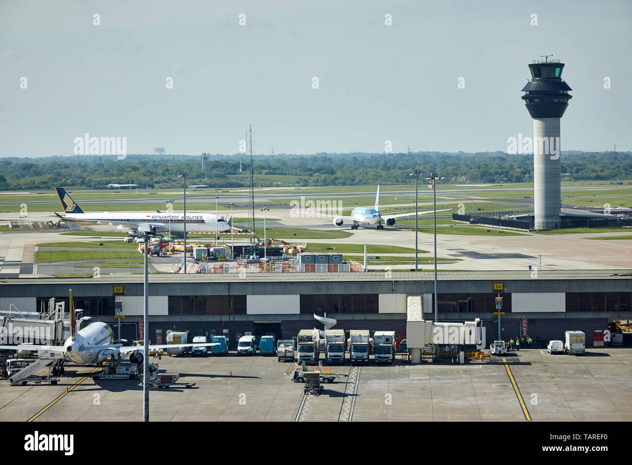 MANCHESTER AIRPORT control tower, Rollen t der Ständer ist Singapore Airlines als TUI Flug bereitet abzuweichen. Stockfoto