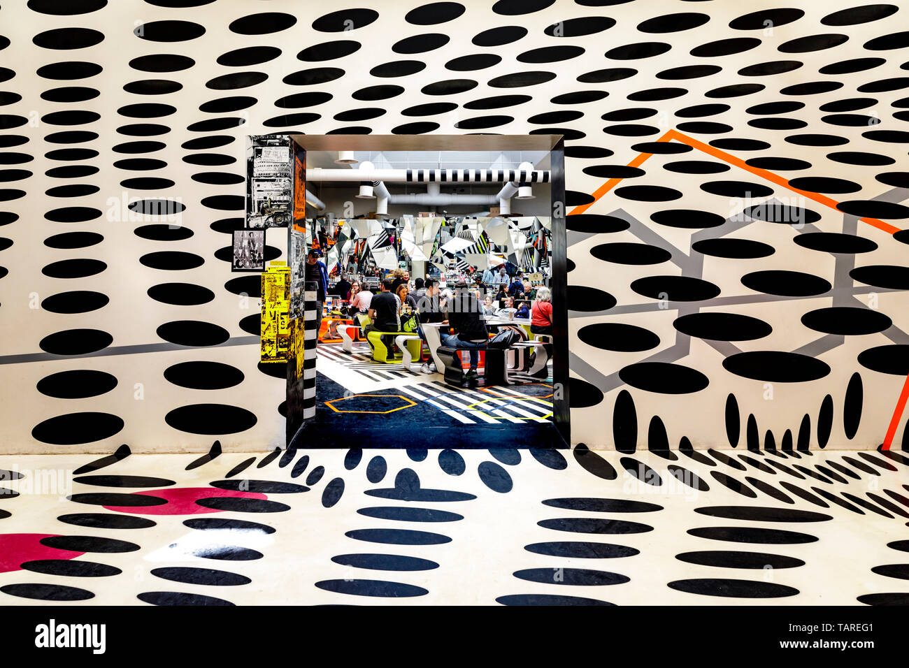 Touristen entspannen in einer abstrakten gemusterten Cafe im 2017 Venedig, Biennale. Stockfoto