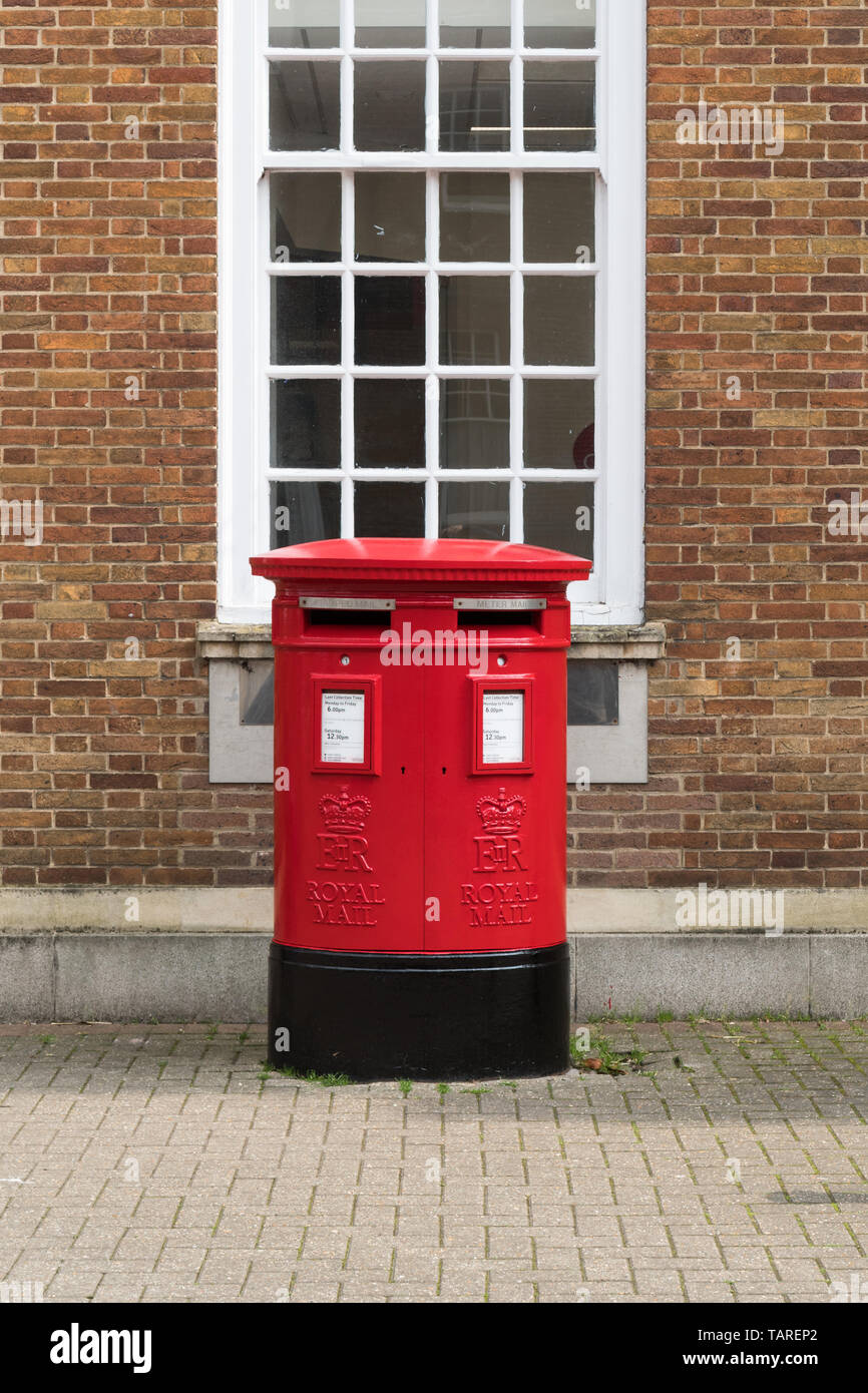 Double aperture Royal Mail Typ C Post Box - Newmarket, Großbritannien Stockfoto