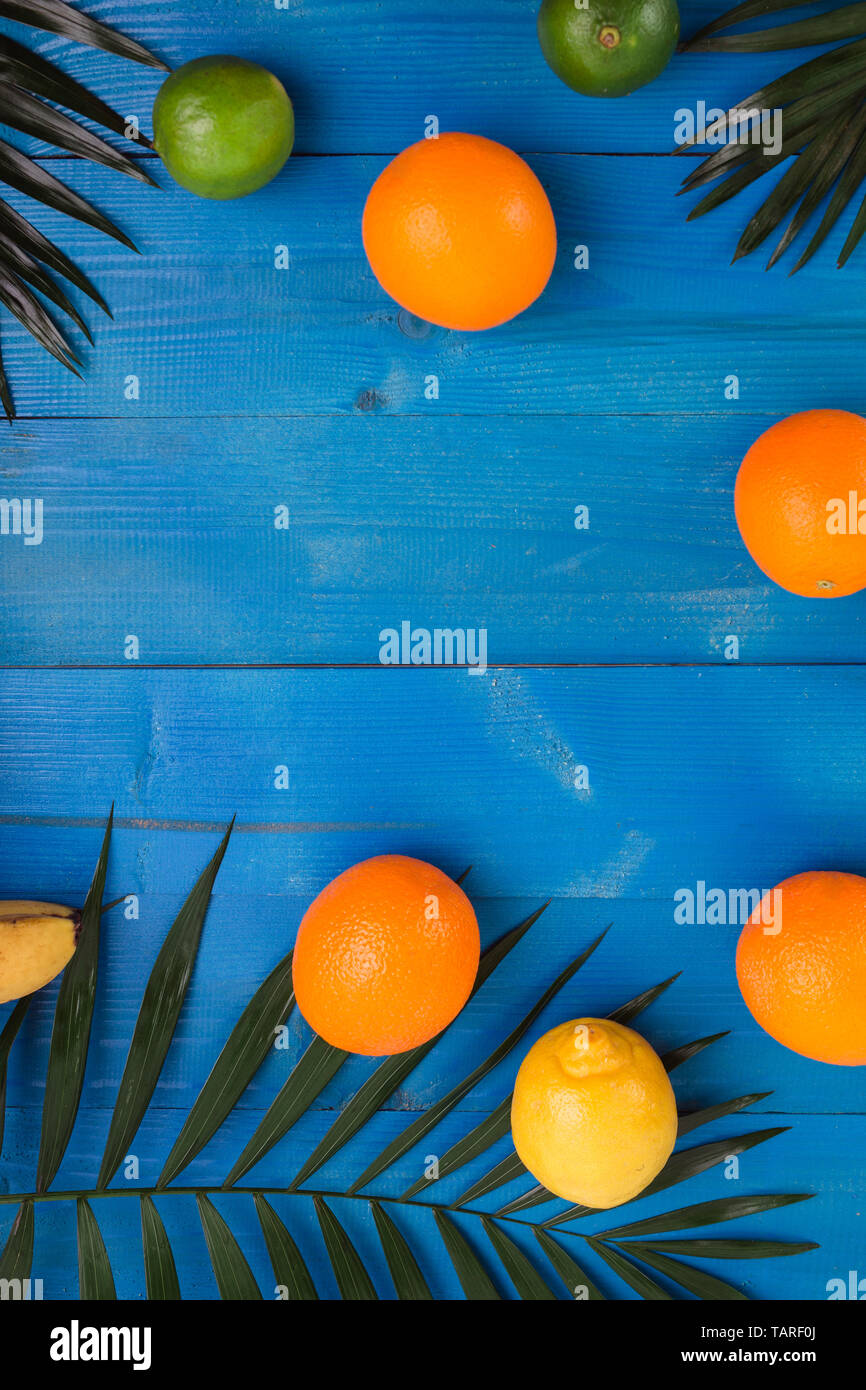 Tropischer Sommer Hintergrund mit ein Raum für Text, verschiedene Früchte, grünen Blätter Stockfoto