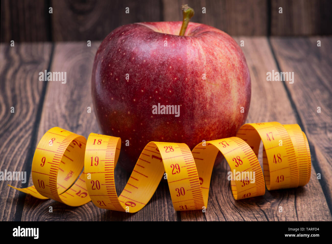 Red Apple und weiches Vinyl Maßband auf Holz- Hintergrund. Stockfoto