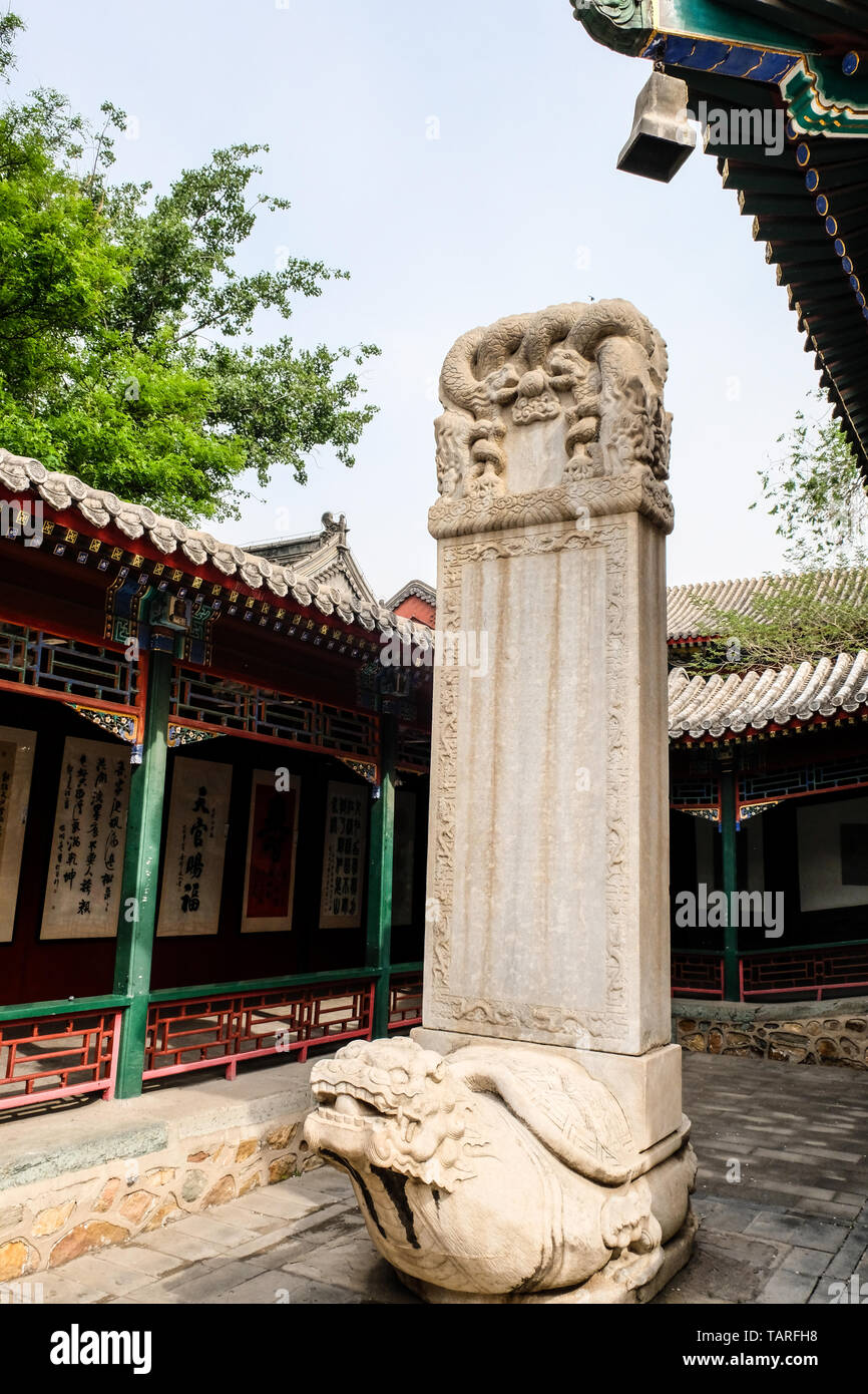 Ein Stein des Gedenkens in weißen Wolken taoistischen Tempel, Peking, China Stockfoto