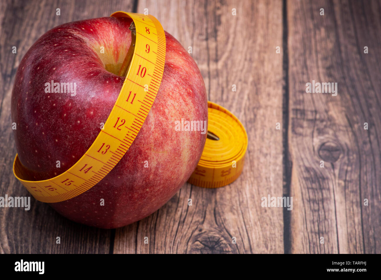 Red Apple und weiches Vinyl Maßband auf Holz- Hintergrund. Stockfoto