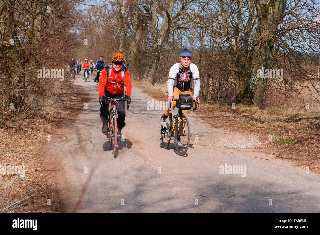 Radfahren im frühen Frühjahr, Radfahrer außerhalb der Stadt, der Region Kaliningrad, Russland, 31. März 2019 Stockfoto