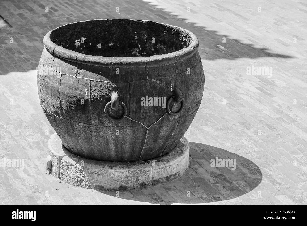 Big, rostig, leer Wasser mwst. Tank in der Verbotenen Stadt in Peking, China Stockfoto