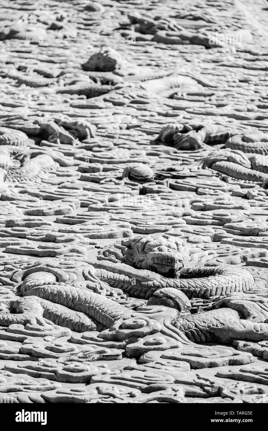 Geschnitzten Marmor schwimmende Drachen in der Verbotenen Stadt in Peking, China Stockfoto