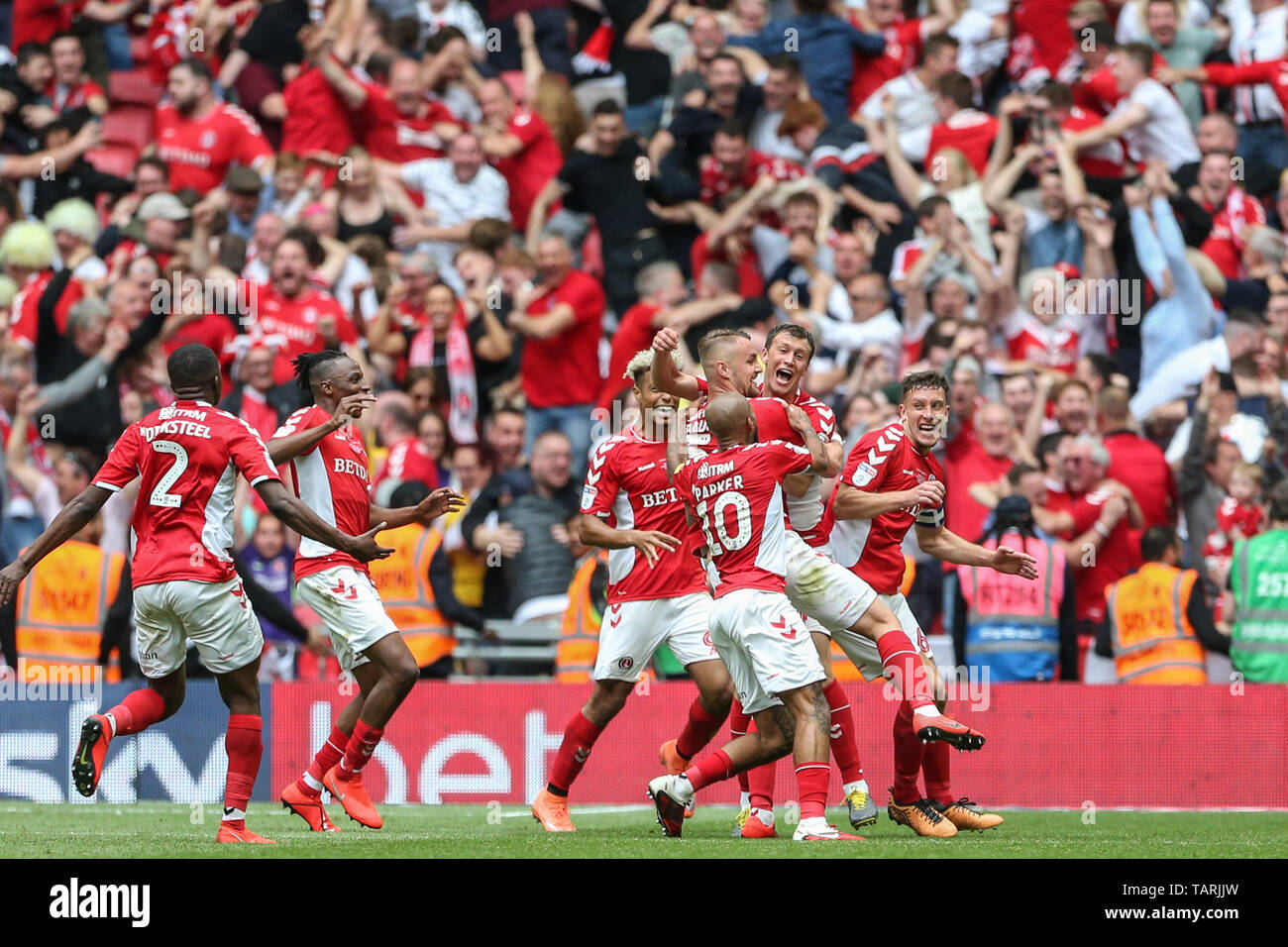 26. Mai 2019, Wembley Stadion, London, England; Sky Bet Liga 1 Endspiel Finale, Charlton Athletic vs Sunderland; Patrick Bauer (05) von Charlton feiert sein Ziel und setzt Charlton in die Meisterschaft Credit: Mark Cosgrove/News Bilder der Englischen Football League Bilder unterliegen DataCo Lizenz Stockfoto