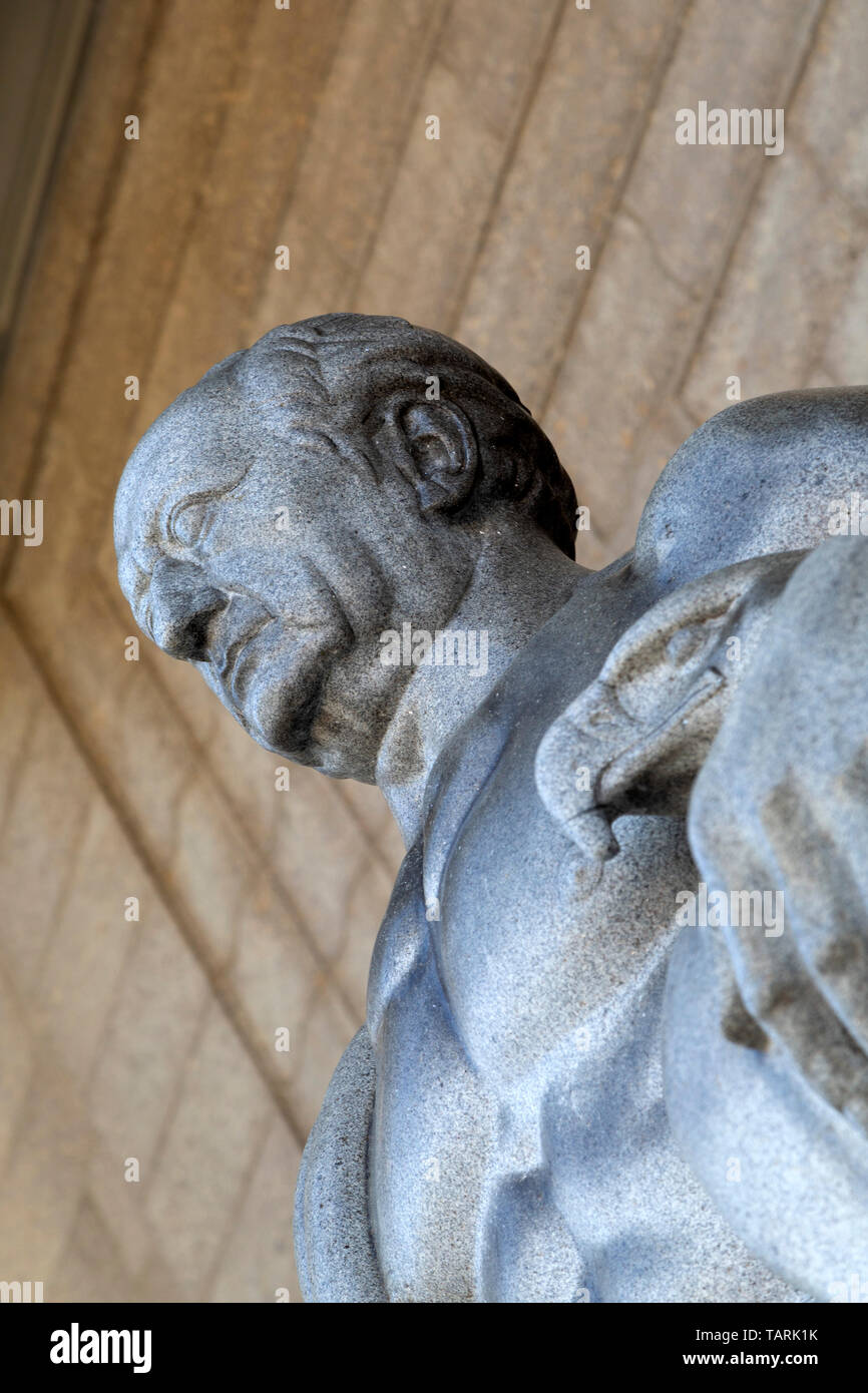 Antlitz von Johann Wolfgang von Goethe auf einer Statue in Wiesbaden, die Landeshauptstadt von Hessen, Deutschland. Die Statue ist auf den Stufen des Museums Wiesbaden. Stockfoto