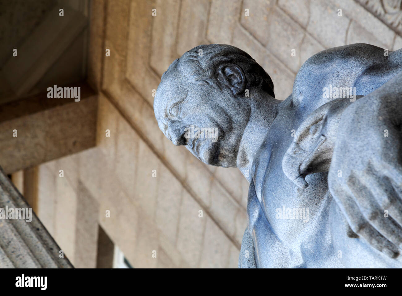 Antlitz von Johann Wolfgang von Goethe auf einer Statue in Wiesbaden, die Landeshauptstadt von Hessen, Deutschland. Die Statue ist auf den Stufen des Museums Wiesbaden. Stockfoto