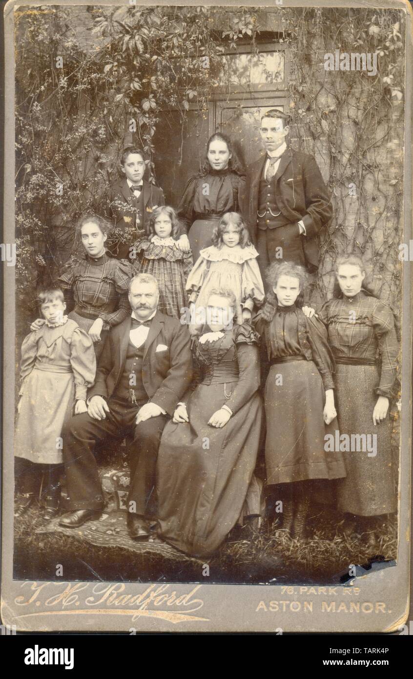 Kabinettfoto der großen viktorianischen Familie um 1885 mit Mutter, Vater und neun Kindern Stockfoto