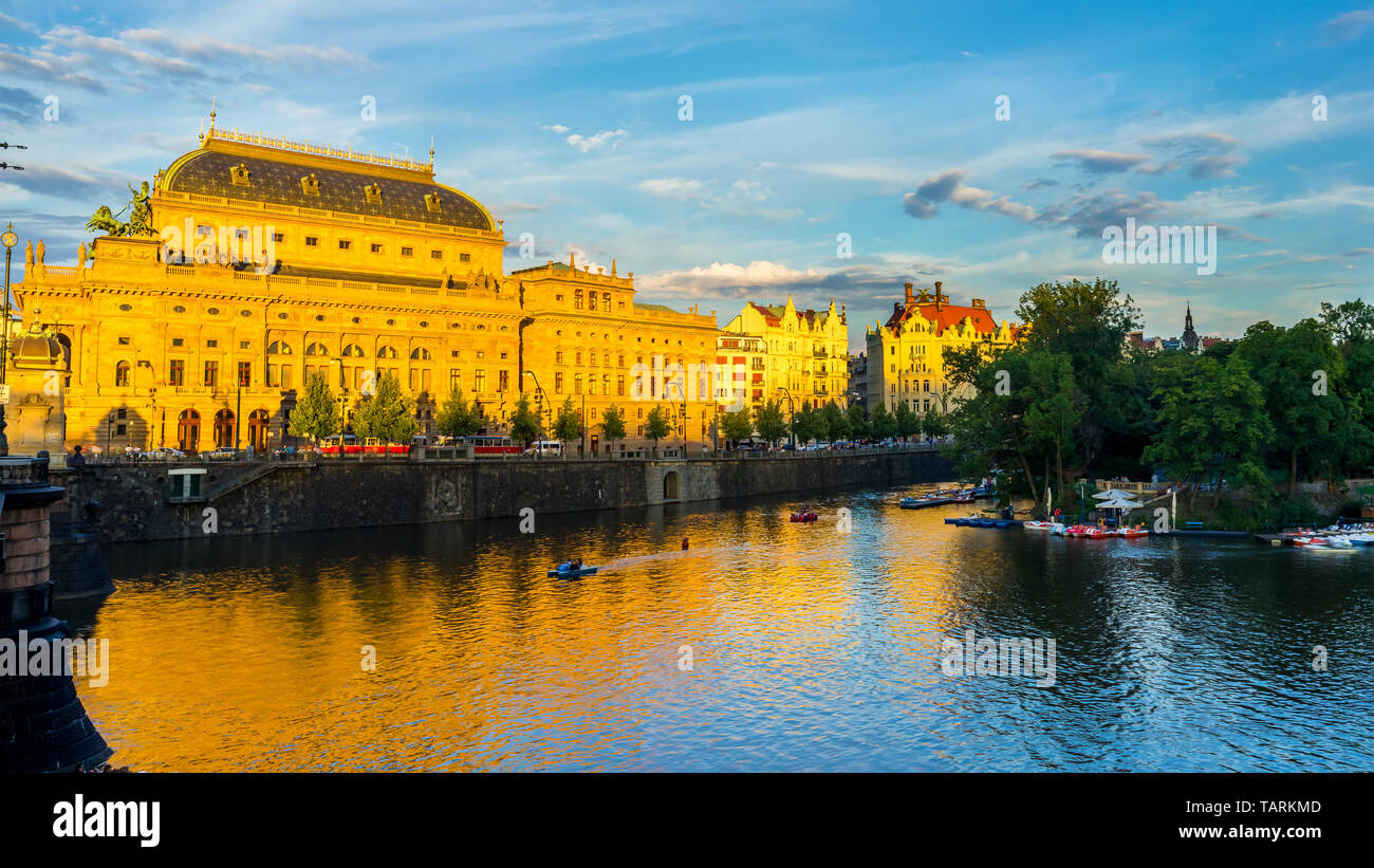 Das Nationaltheater und Moldau bei Sonnenuntergang in Prag in der Tschechischen Republik Europa Stockfoto