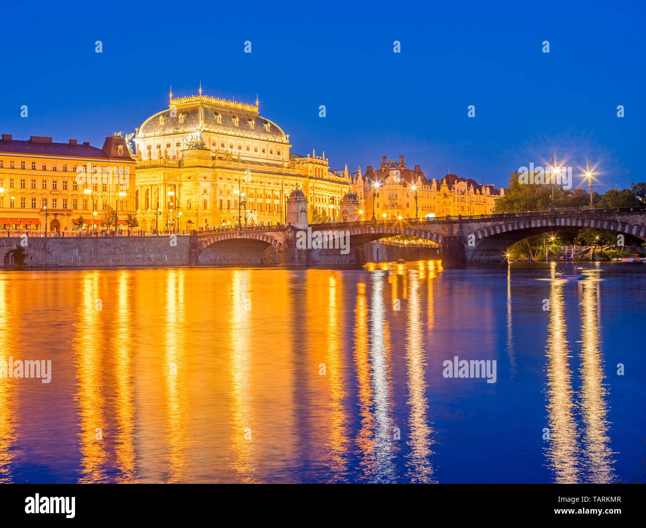 Das Nationaltheater und Moldau in der Dämmerung Prag Tschechische Republik Europa Stockfoto
