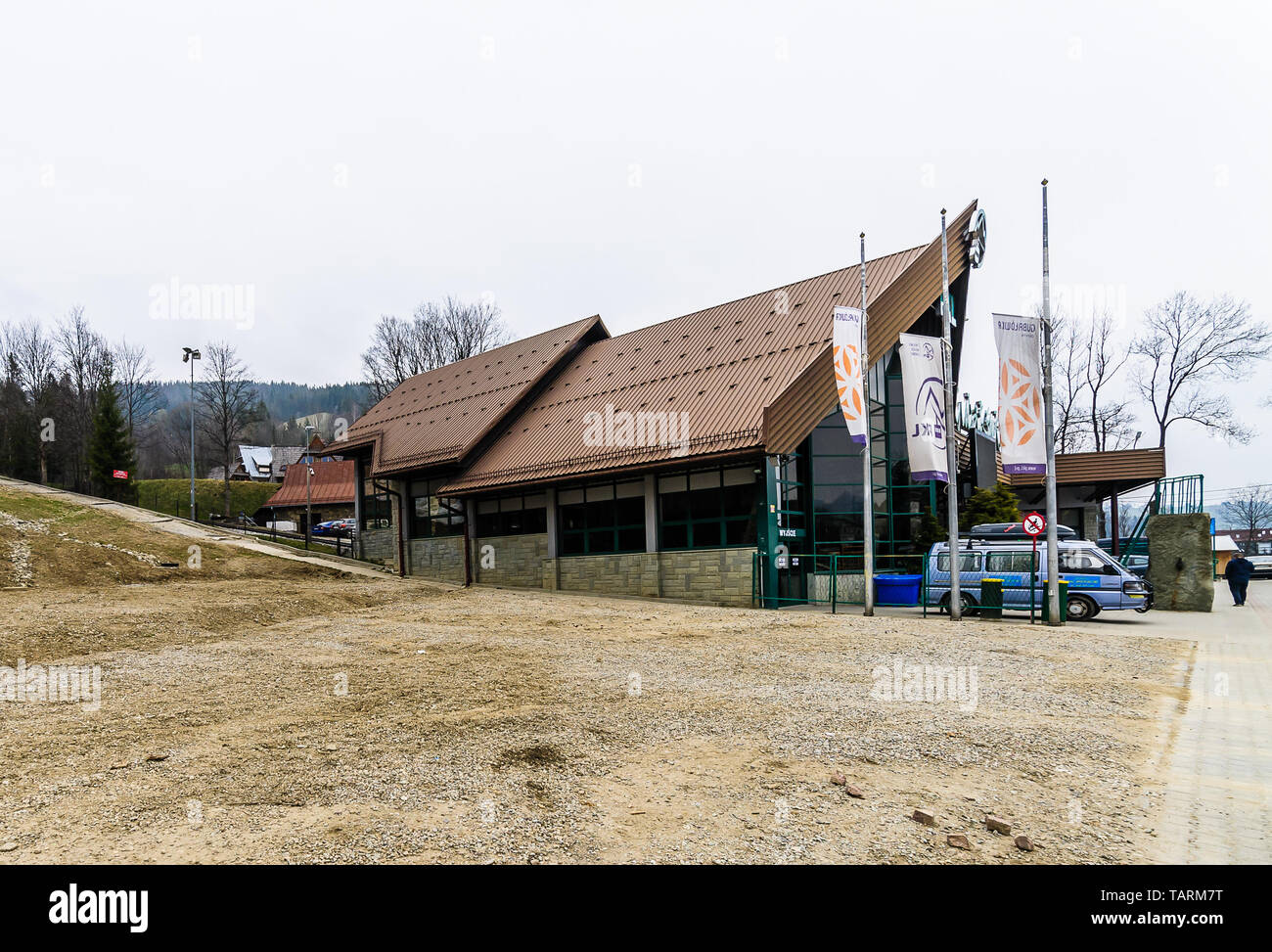 Zakopane, Krupowki str,, April, 11, 2019. Die Talstation der Gubałówka Eisenbahn bei bewölkter Tag Stockfoto