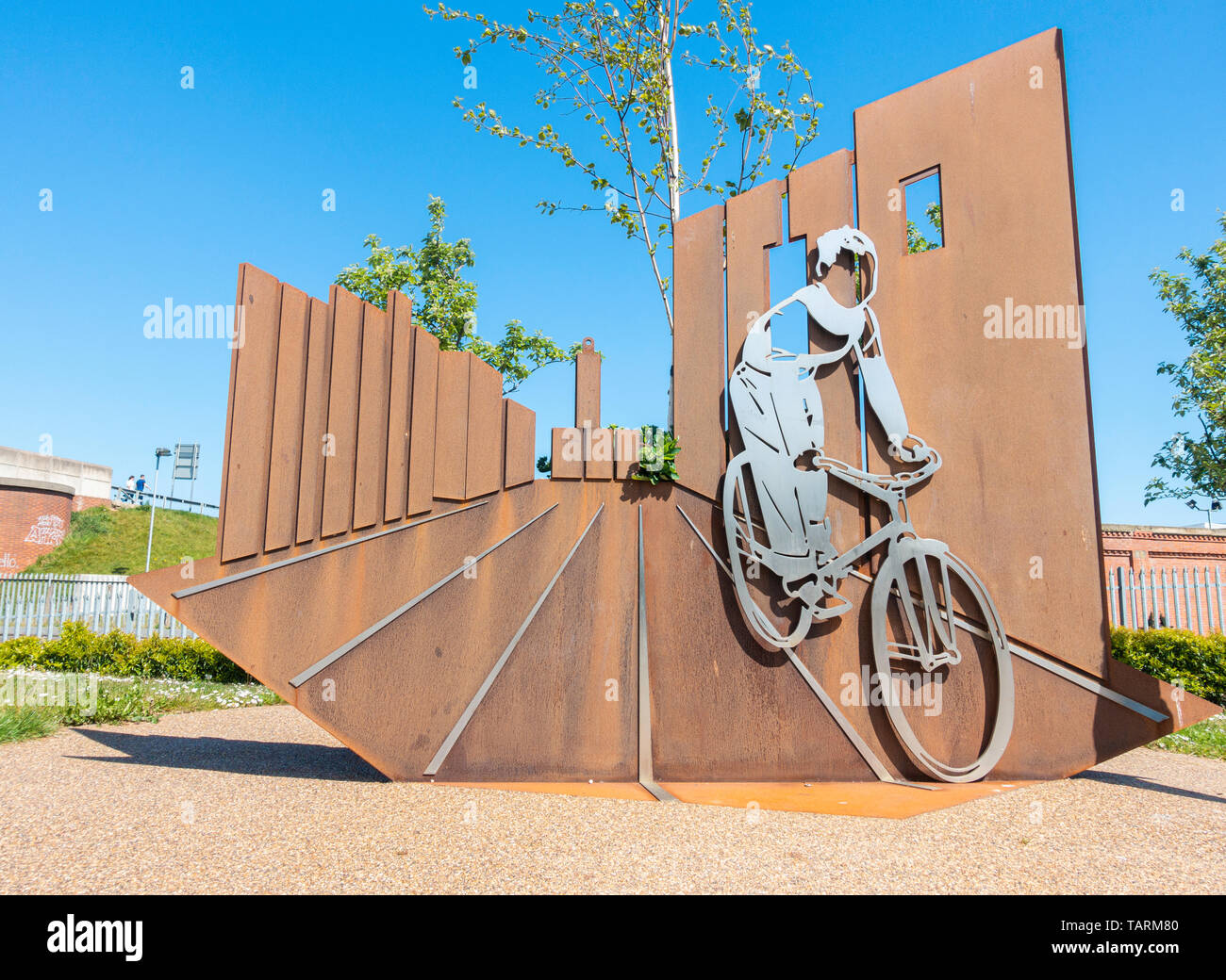 Junge und Fahrrad Skulptur in Hartlepool. Ein Tribut zu Ridley Scott's erster Film "Junge und Fahrrad" (1965), die in Hartlepool gedreht wurde. Stockfoto