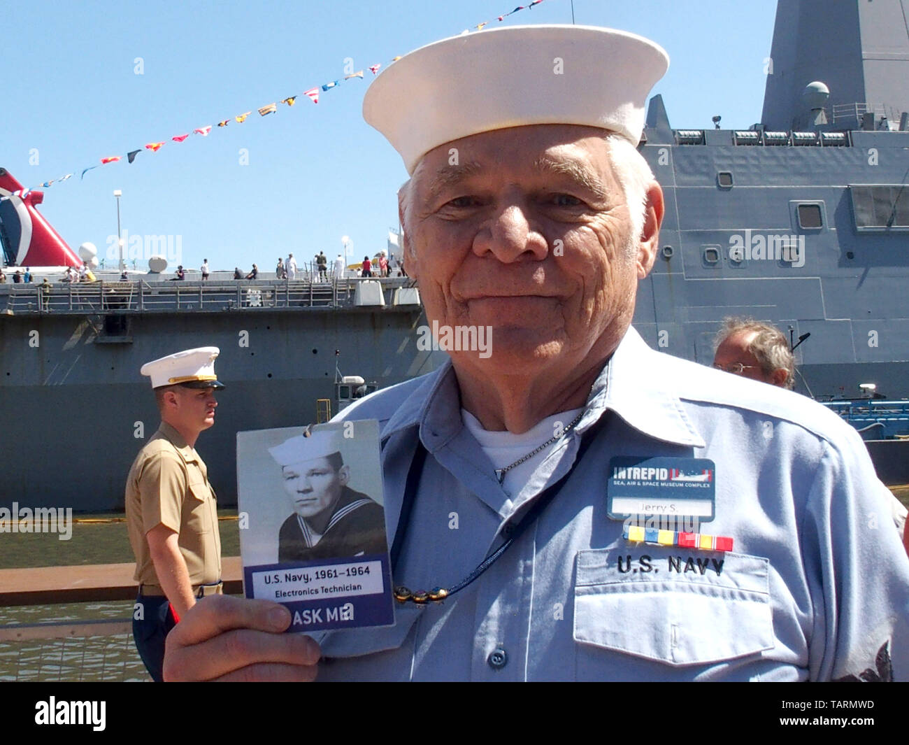 Mai 27, 2019 - New York, New York, USA - Memorial Day Zeremonie auf der Intrepid Sea, Air & Space Museum in Manhattan, New York. Jerry Stein hält u [p Foto von homself als 17-jähriger Seemann ist er 77 Jahre alt (Credit Bild: © Bruce Cotler/Kugel Fotos über ZUMA Draht) Stockfoto