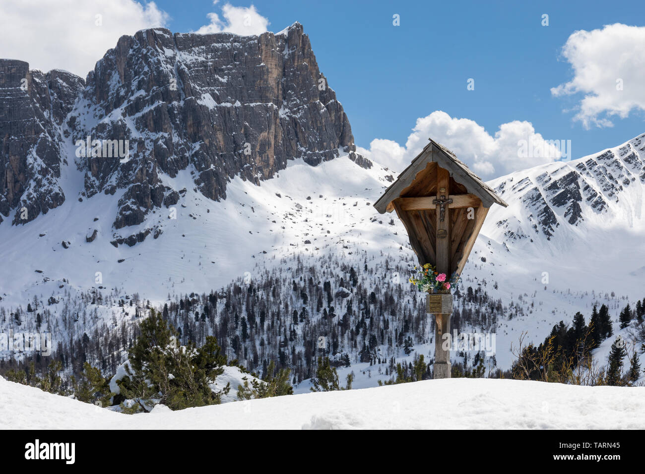 Hölzernes Kruzifix Kreuz mit Bergen im Hintergrund, Dolomiten, Italien Stockfoto