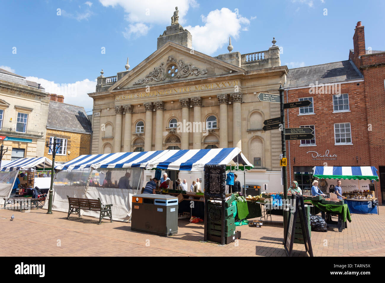 Bauernmarkt auf dem Marktplatz, Banbury, Oxfordshire, England, Vereinigtes Königreich Stockfoto