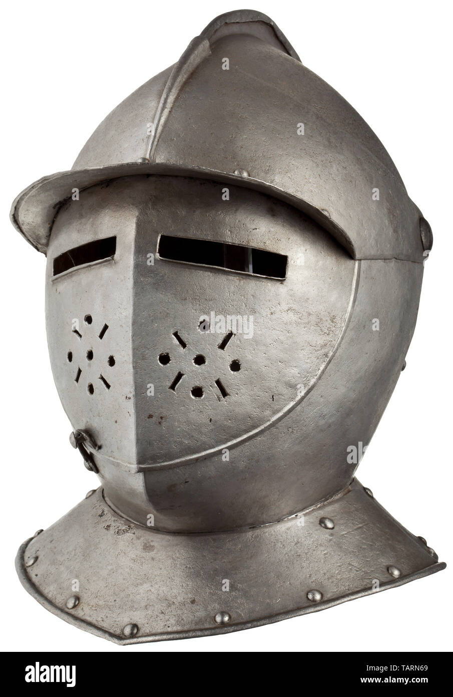 Eine deutsche2 schließen Helm, ca. 1620, 2-teilig Schädel gehämmert, der schlanke, Kamm gedreht mit einem durchbohrten Bohrung für die Befestigung eines Plume. Schwenkbarer Visor mit Spitzen Spitzen- und seitlichen Haken fangen. Der Visor Platte mit separaten Vision schlitzen und Rosette geformt, löchrig Lüftungslöcher auf beiden Seiten. Schwenkbarer bevor mit Haken verfangen, genietet, Kragen mit umliegenden Futter Nieten. Oberflächen leicht narbig, mit Säure gereinigt. Höhe 32 cm. defensive Waffen, Waffen, Waffen, Waffen, arm, die Bekämpfung von Geräte-, Objekt, Objekte, Stills, Clipping, Clippings, c, Additional-Rights - Clearance-Info - Not-Available Stockfoto