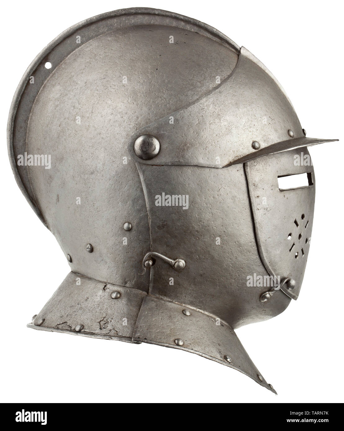 Eine deutsche2 schließen Helm, ca. 1620, 2-teilig Schädel gehämmert, der schlanke, Kamm gedreht mit einem durchbohrten Bohrung für die Befestigung eines Plume. Schwenkbarer Visor mit Spitzen Spitzen- und seitlichen Haken fangen. Der Visor Platte mit separaten Vision schlitzen und Rosette geformt, löchrig Lüftungslöcher auf beiden Seiten. Schwenkbarer bevor mit Haken verfangen, genietet, Kragen mit umliegenden Futter Nieten. Oberflächen leicht narbig, mit Säure gereinigt. Höhe 32 cm. defensive Waffen, Waffen, Waffen, Waffen, arm, die Bekämpfung von Geräte-, Objekt, Objekte, Stills, Clipping, Clippings, c, Additional-Rights - Clearance-Info - Not-Available Stockfoto