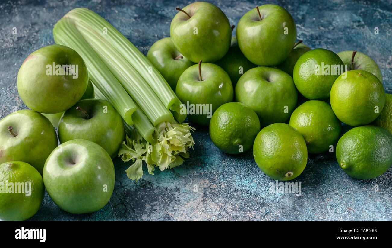 Essen Banner. Detox Programm, Diät, Gewichtsverlust. Flach Komposition. Grüne Äpfel, Sellerie und Limetten Stockfoto