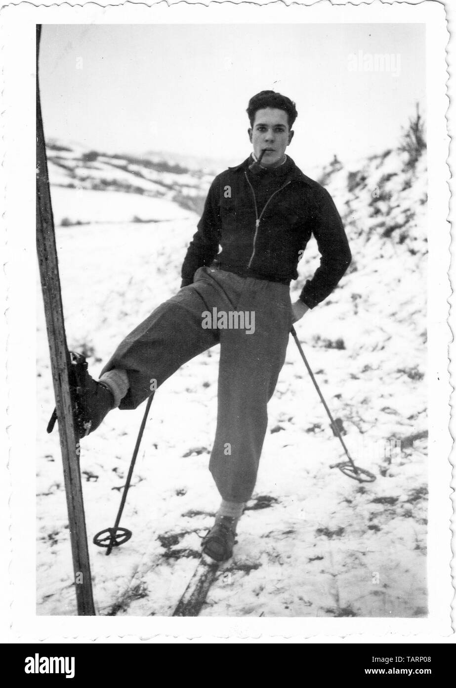 Männliche Skifahrer Posing, Les Gets, Haute-Savoie, Dezember 1946 Stockfoto