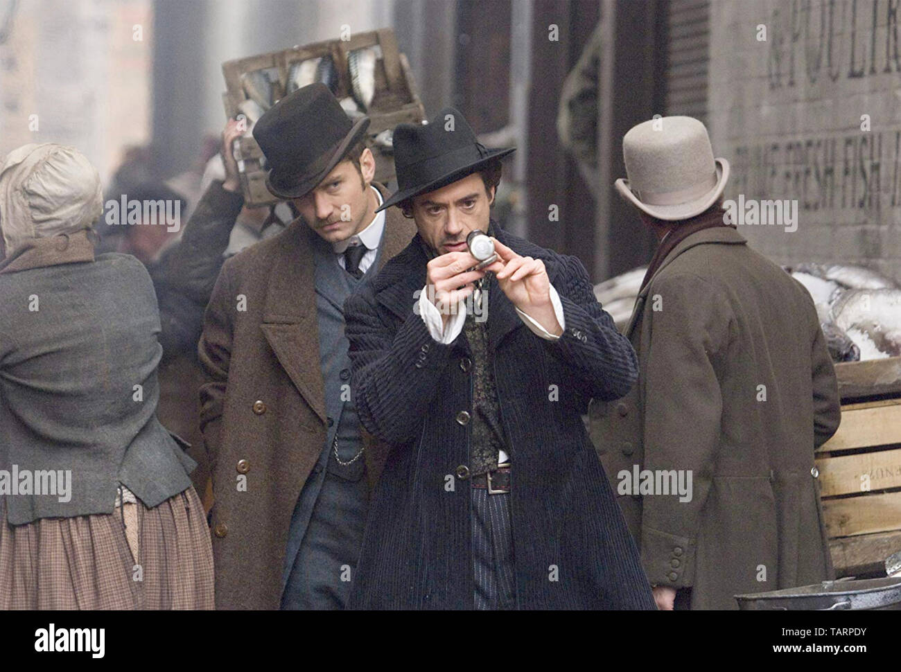 SHERLOCK HOLMES 2009 Film mit Jude Law als Dr. Watson und Robert Downey Jr. als Holmes links Stockfoto