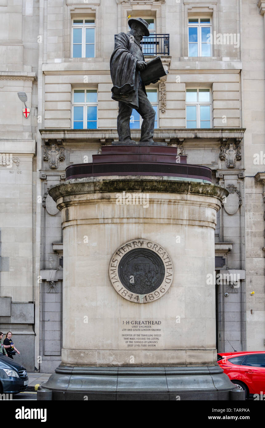 Eine Statue des Südafrikanischen Bauingenieur James Henry Greathead von James Butler stand in Cornhill am Royal Exchange in London, Großbritannien Stockfoto