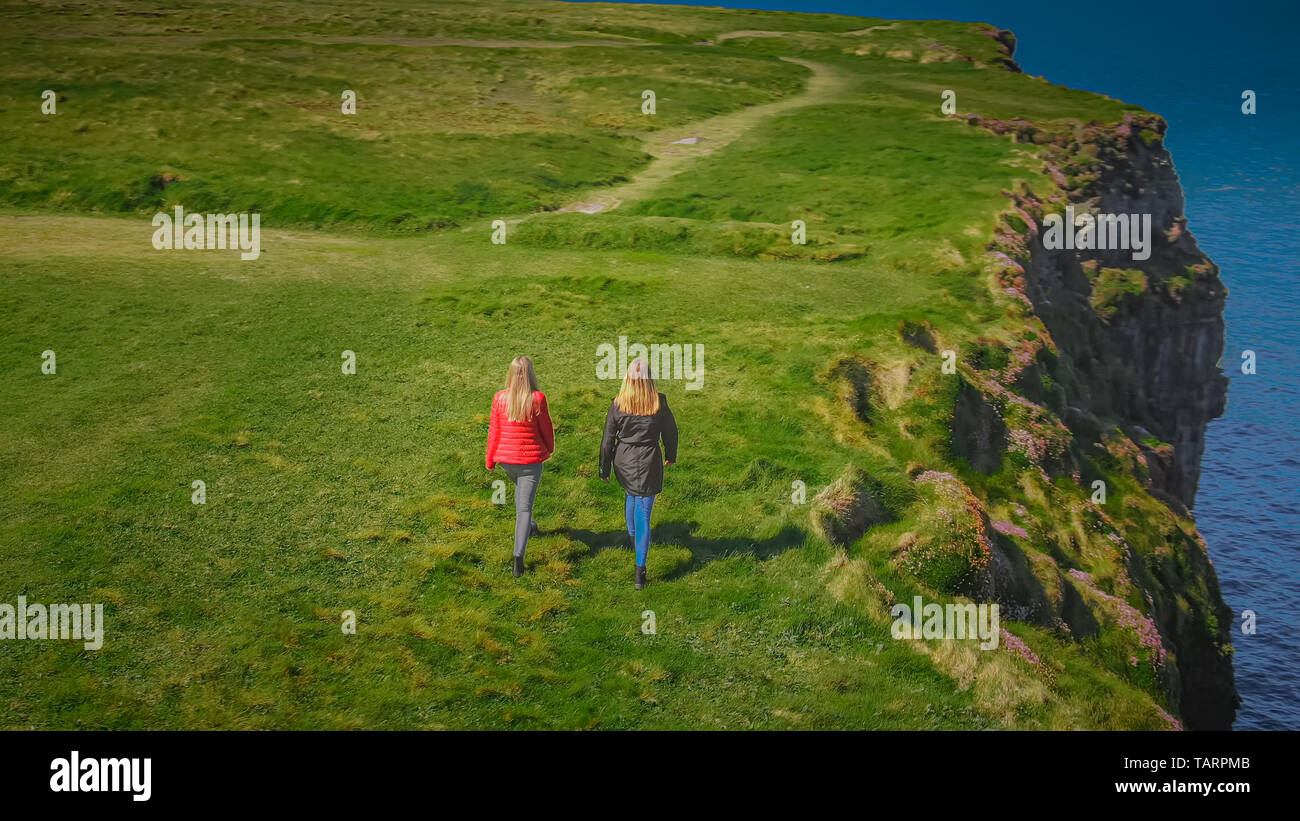 Zwei Mädchen in Irland Spaziergang am Rand der Klippen - Reise Fotografie Stockfoto