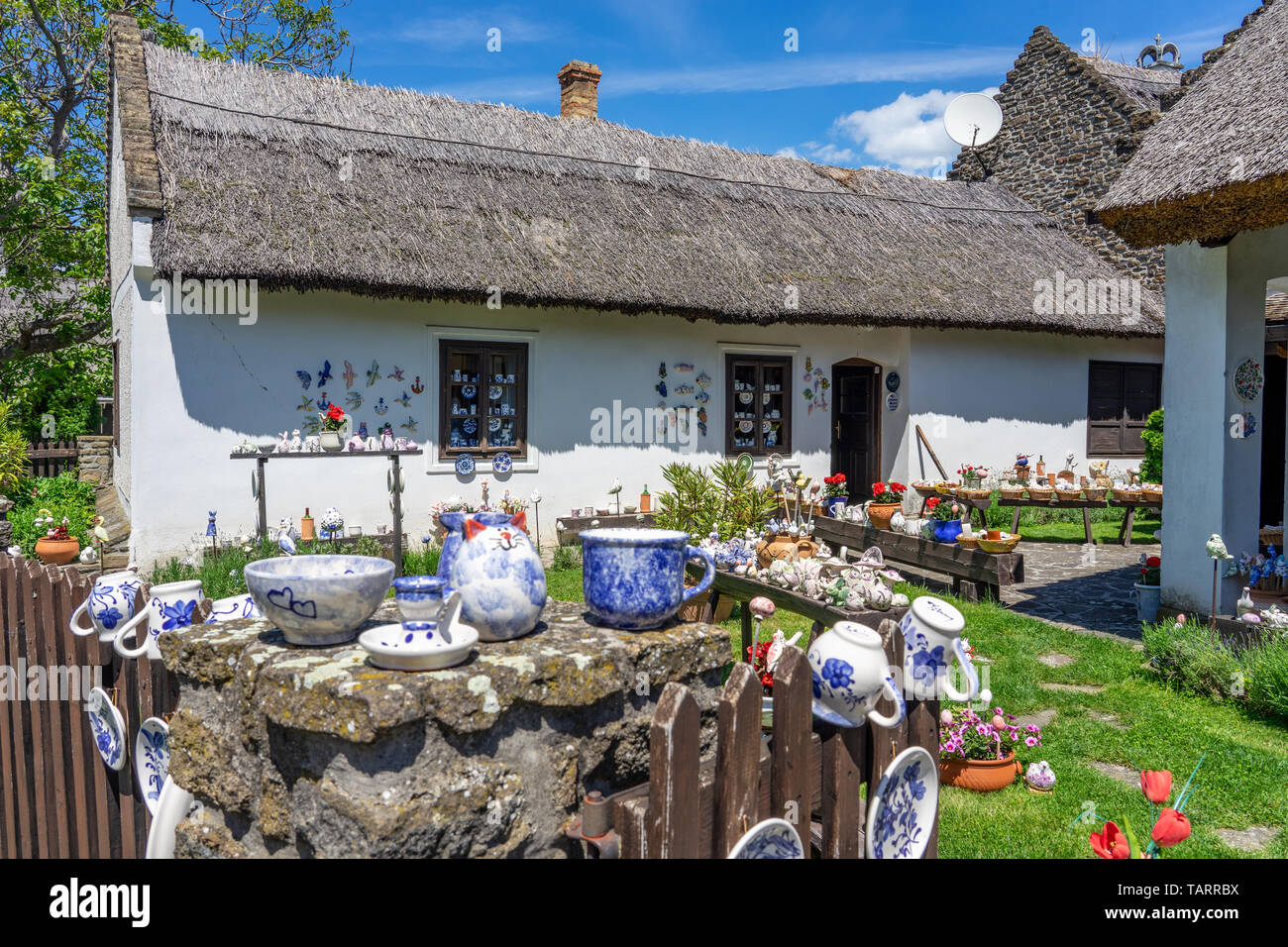 Folkloristische alte Häuser in Tihany, am nördlichen Ufer des Plattensees. Die ganze Halbinsel ist ein historischer Bezirk eingerichtet Keramik Haus. Stockfoto