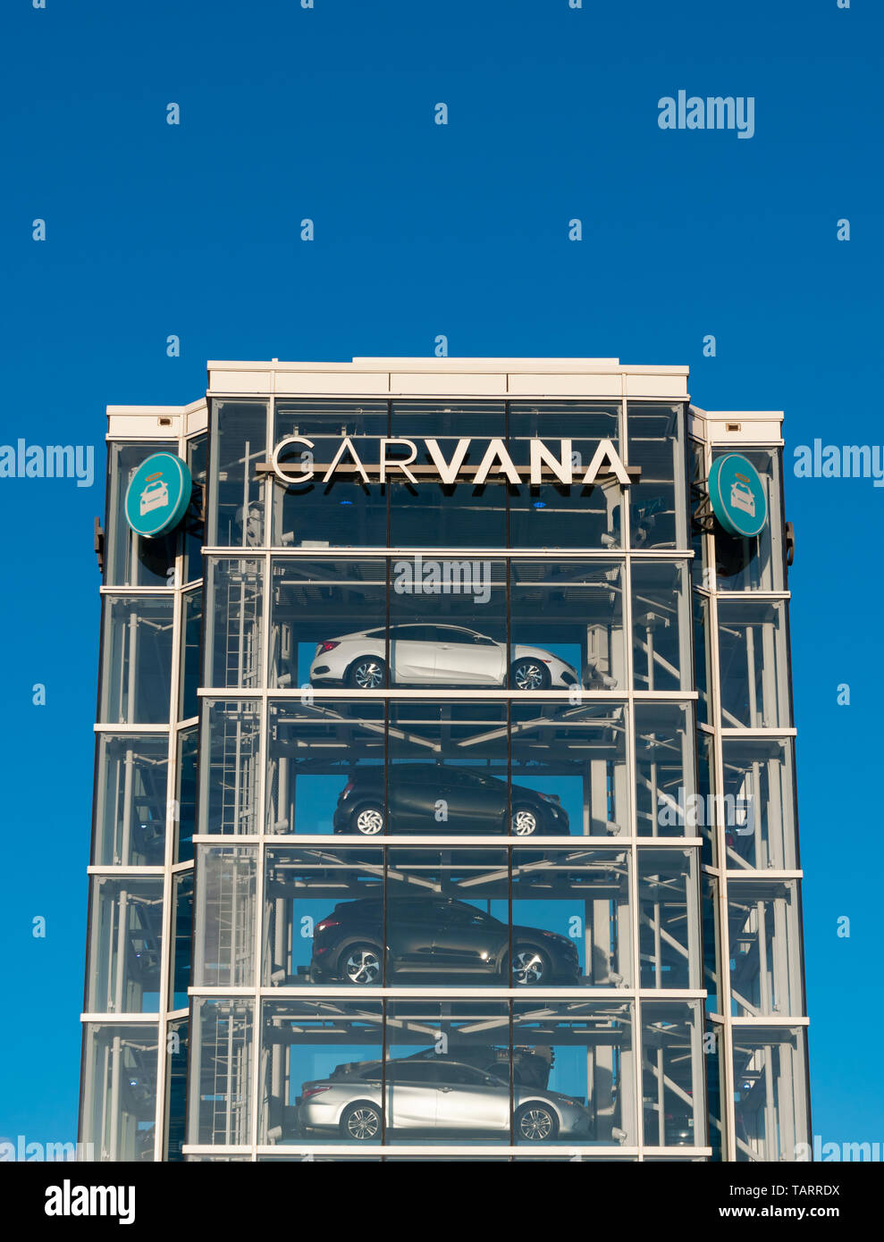 TEMPE, AZ/USA - 10. APRIL 2019: Carvana Automobil Dealership Automaten. Carvana ist ein Online - nur Gebrauchtwagen Händler. Stockfoto