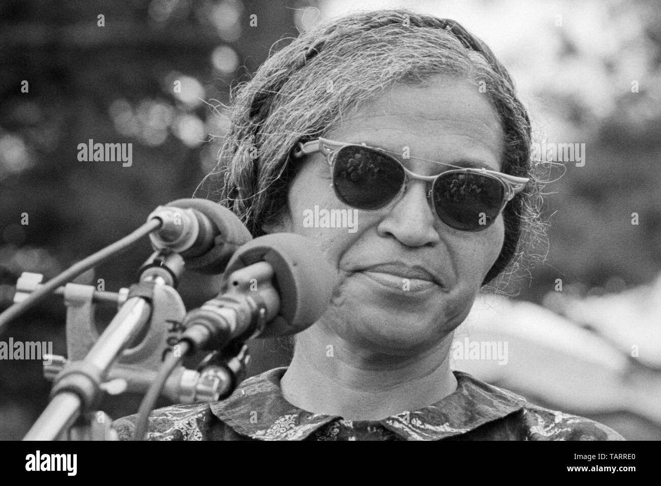 Rosa Parks, für ihren Standplatz gegen Rassendiskriminierung bus Segregation in Montgomery, Alabama bekannt, in der Nähe des Washington Monument im März die Armen auf Washington in Washington, D.C. am 19. Juni 1968. Stockfoto