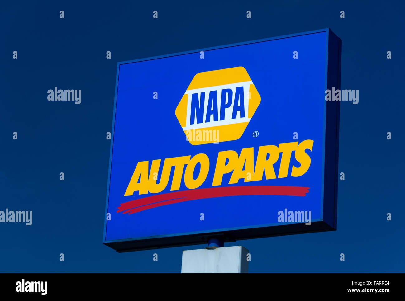 HUDSON, WI/USA - Mai 12, 2019: NAPA Auto Parts Store Exterieur und Logo. Stockfoto