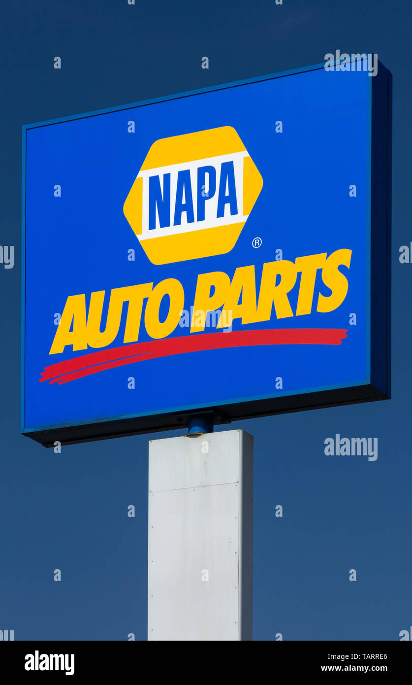 HUDSON, WI/USA - Mai 12, 2019: NAPA Auto Parts Store Exterieur und Logo. Stockfoto
