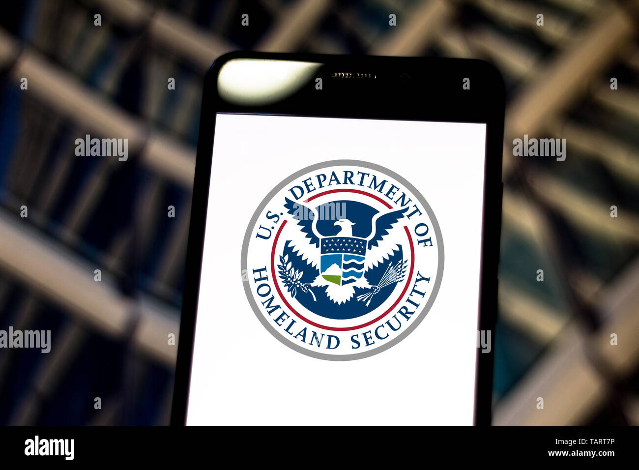In diesem Foto, Illustration die Vereinigten Staaten Ministerium für Heimatschutz (DHS) Logo wird auf dem Smartphone angezeigt. Stockfoto