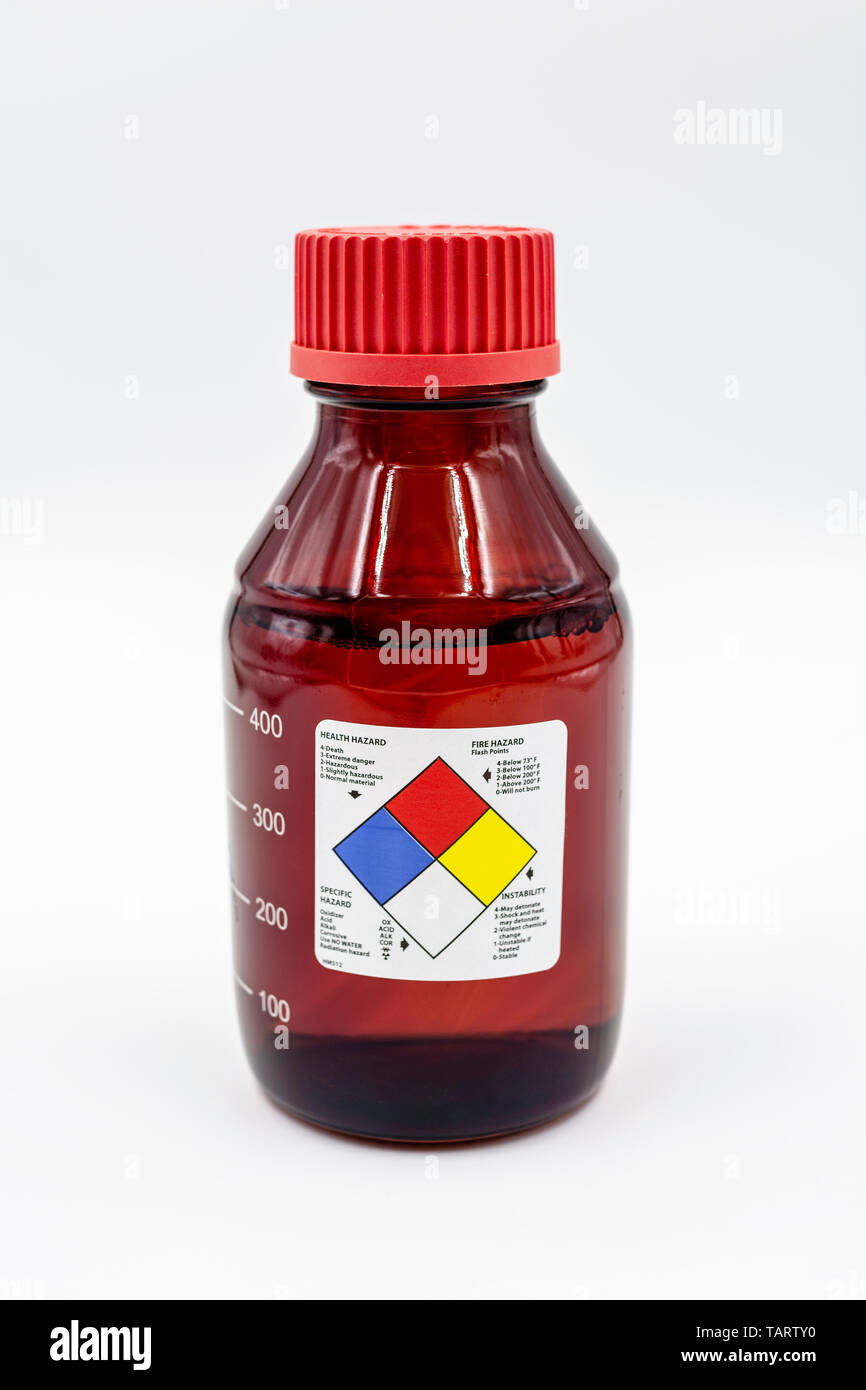 Labor Braunglas Flasche mit leeren Gesundheitsrisiko Label auf einem Feld von Weiß. Stockfoto