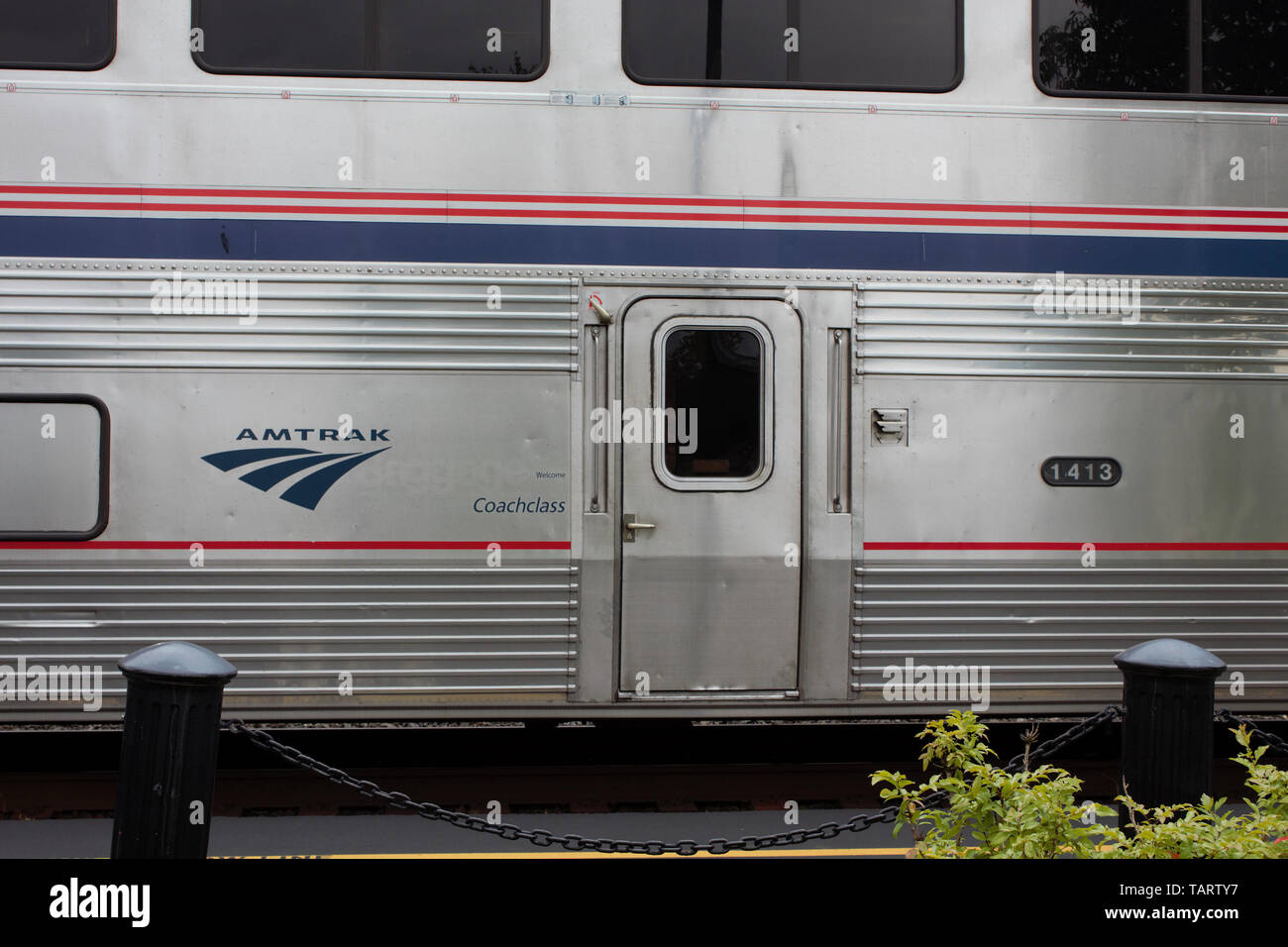 Die Edelstahl Tür auf der Seite eines Amtrak passenger train. Stockfoto