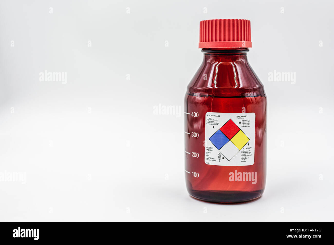 Labor Braunglas Flasche mit leeren Gesundheitsrisiko Label auf einem Feld von Weiß. Stockfoto